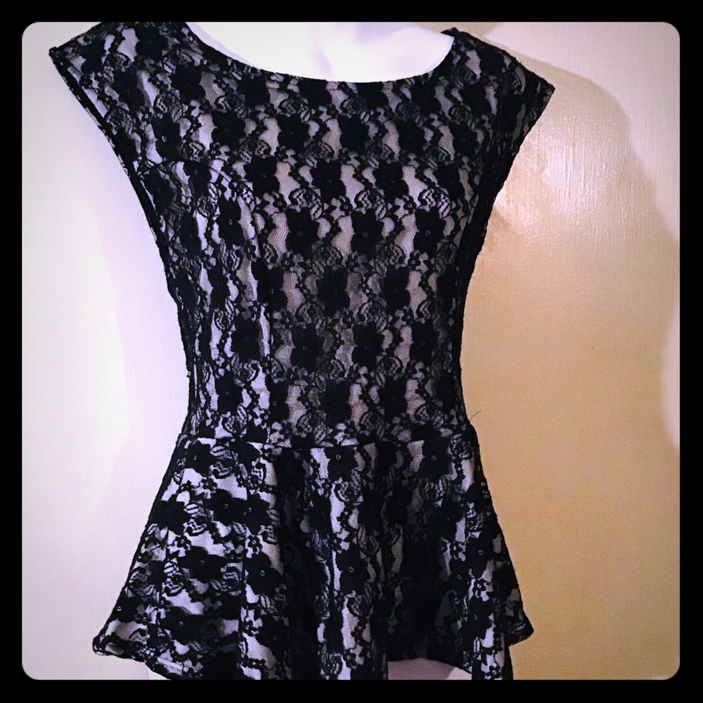 🌟New Listing🌟 Beautiful Lace Top 🌟